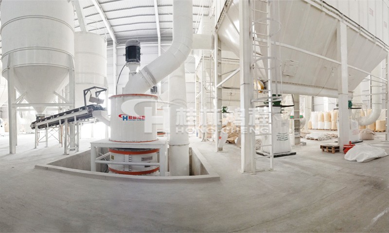 800目超細碳酸鈣磨粉機HCH1395環(huán)輥磨東南亞某廠現(xiàn)場 產量4.5噸每小時