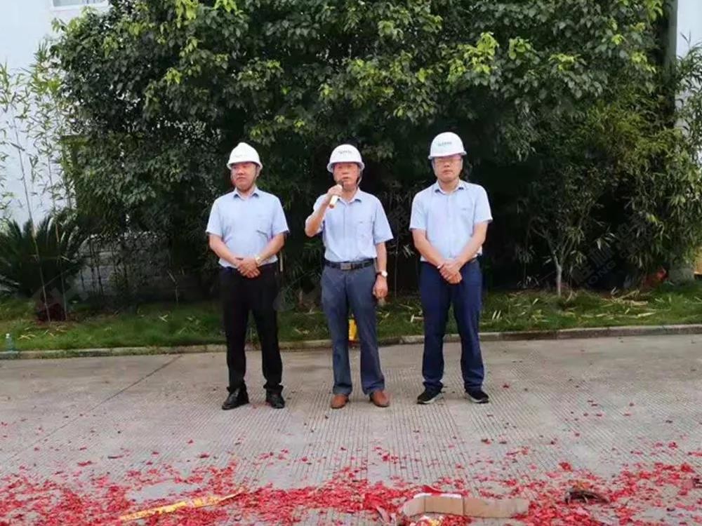 桂林鴻程董事長容平勛發表致辭桂林鴻程機電設備有限公司廠區2#生產廠房開工大吉! 桂林鴻程董事長容平勛發表致辭桂林鴻程機電設備有限公司廠區2#生產廠房開工大吉!